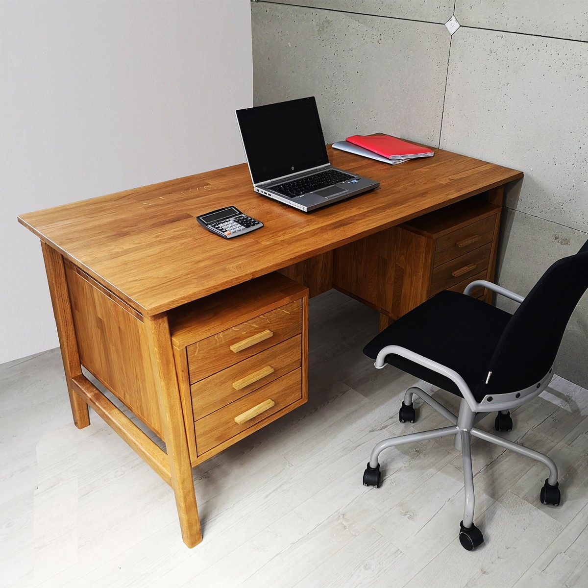 biurko z litego drewna dbowego